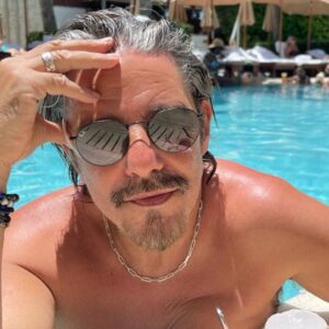 Fabián Mazzei Instagram - Acaaaaa! Acomodando el cuerpo! Puede ser, che: que buena vida! Quien pudiera! Y la verdad la pasamos muy mal! Somos merecedores de esto y más! Tengo una compañera de fierro que encaramos proyectos y que crece cada día más! Aprendiendo a cuidarme, priorizarme y ante todo creando cada día @araceliweb . Gracias por los mensajes y las dedicatorias. Hoy respiramos aire ante tanta locura y decrete disfrutarlo con mi mujer y lo que podemos abordar día a día! Gracias por estar vivo! Eso no es poca cosa! Es el todo para seguir peleándola ! Yo se quien soy, adonde voy y porque camino por acá! Entonces: quien pudiera! Es quien pudiera estar vivo para seguir transitando con lo mejor de uno! Y la elección de uno! Soy actor! Emprendedor! Y uso poco las redes! Pero ante todo soy responsable con lo que digo en mi accionar! Repito: “quien pudiera “, poder contarla como yo! Se los quiere ! No suelo escribir por acá pero creo que deben conocerme! Masssss. Gracias @saloenanis @speroneenzo @doctorcapuya @sanatoriofinochietto y a vos “Bebé” 🤣🤣🤣🤣se que amas te llame así 😜 @araceligonzalez67
