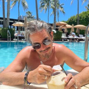 Fabián Mazzei Instagram - Acaaaaa! Acomodando el cuerpo! Puede ser, che: que buena vida! Quien pudiera! Y la verdad la pasamos muy mal! Somos merecedores de esto y más! Tengo una compañera de fierro que encaramos proyectos y que crece cada día más! Aprendiendo a cuidarme, priorizarme y ante todo creando cada día @araceliweb . Gracias por los mensajes y las dedicatorias. Hoy respiramos aire ante tanta locura y decrete disfrutarlo con mi mujer y lo que podemos abordar día a día! Gracias por estar vivo! Eso no es poca cosa! Es el todo para seguir peleándola ! Yo se quien soy, adonde voy y porque camino por acá! Entonces: quien pudiera! Es quien pudiera estar vivo para seguir transitando con lo mejor de uno! Y la elección de uno! Soy actor! Emprendedor! Y uso poco las redes! Pero ante todo soy responsable con lo que digo en mi accionar! Repito: “quien pudiera “, poder contarla como yo! Se los quiere ! No suelo escribir por acá pero creo que deben conocerme! Masssss. Gracias @saloenanis @speroneenzo @doctorcapuya @sanatoriofinochietto y a vos “Bebé” 🤣🤣🤣🤣se que amas te llame así 😜 @araceligonzalez67