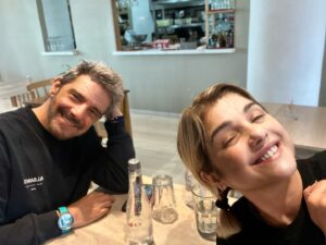 Fabián Mazzei Instagram - Este fin de semana se trabaja para @g.aracosmetics by @araceliweb ! Nuestro proyecto! Paramos para almorzar y merendar 🥹. Pero felices @fabianmazzeiok 
Proyecto de amor ❤️
Araceliweb.com