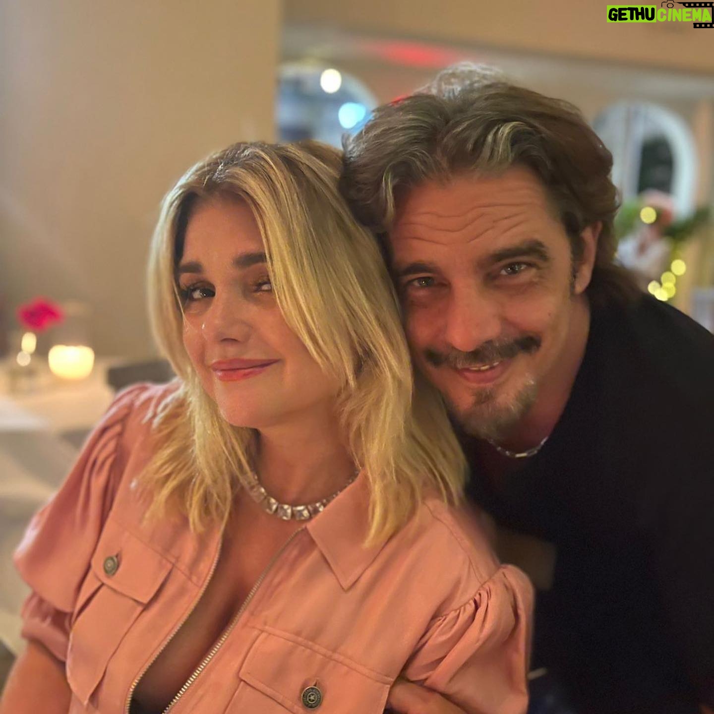 Fabián Mazzei - 6.1K Likes - Acaaaaa! Acomodando el cuerpo! Puede ser, che: que buena vida! Quien pudiera! Y la verdad la pasamos muy mal! Somos merecedores de esto y más! Tengo una compañera de fierro que encaramos proyectos y que crece cada día más! Aprendiendo a cuidarme, priorizarme y ante todo creando cada día @araceliweb . Gracias por los mensajes y las dedicatorias. Hoy respiramos aire ante tanta locura y decrete disfrutarlo con mi mujer y lo que podemos abordar día a día! Gracias por estar vivo! Eso no es poca cosa! Es el todo para seguir peleándola ! Yo se quien soy, adonde voy y porque camino por acá! Entonces: quien pudiera! Es quien pudiera estar vivo para seguir transitando con lo mejor de uno! Y la elección de uno! Soy actor! Emprendedor! Y uso poco las redes! Pero ante todo soy responsable con lo que digo en mi accionar! Repito: “quien pudiera “, poder contarla como yo! Se los quiere ! No suelo escribir por acá pero creo que deben conocerme! Masssss. Gracias @saloenanis @speroneenzo @doctorcapuya @sanatoriofinochietto y a vos “Bebé” 🤣🤣🤣🤣se que amas te llame así 😜 @araceligonzalez67