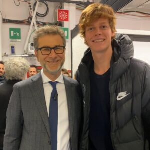 Fabio Fazio Instagram - “Sono molto felice di avere ricevuto questa fotografia! Un ricordo bellissimo. La sua prima intervista in un programma televisivo. Già si capiva che sarebbe diventato uno straordinario campione. Il numero uno!!!!!! @janniksin”

- @fab.fazio