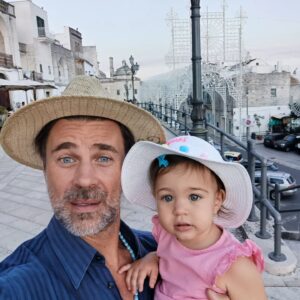 Fabio Fulco Instagram - È il mio compleanno. Devo esprimere un desiderio prima di soffiare sulle candeline. Allora, vediamo, vorrei un angioletto biondo con gli occhi azzurri che mi dormisse accanto, che mi sorridesse sempre, che mi implorasse con le manine di prenderla in braccio cosi da potersi stringere forte al mio collo, che al mattino giocasse con me nel lettone, che (solo quando lo decide lei) mi guardasse fisso negli occhi e mi desse un bacio sulla bocca da toglermi il respiro, che si mettesse a ballare appena sente una canzone e che corresse forte avanti a me quando le grido 'scappaaaaa', che dicesse "mamma, mamma" appena non la vede, che mi facesse le smorfiette e che imitasse tutto quello che faccio. Ah e poi vorrei una DONNA che mi facesse perdere la testa con cui farla. Ehmmmmm.......posso semplicemente soffiare..... Ho gia tutto grazie! #buoncompleanno #sietelamiavita #famiglia #noitre #sempreepersempre #mattonedopomattone #vita #amoreinfinito #viamo #sognochesirealizza #siamounacosasola