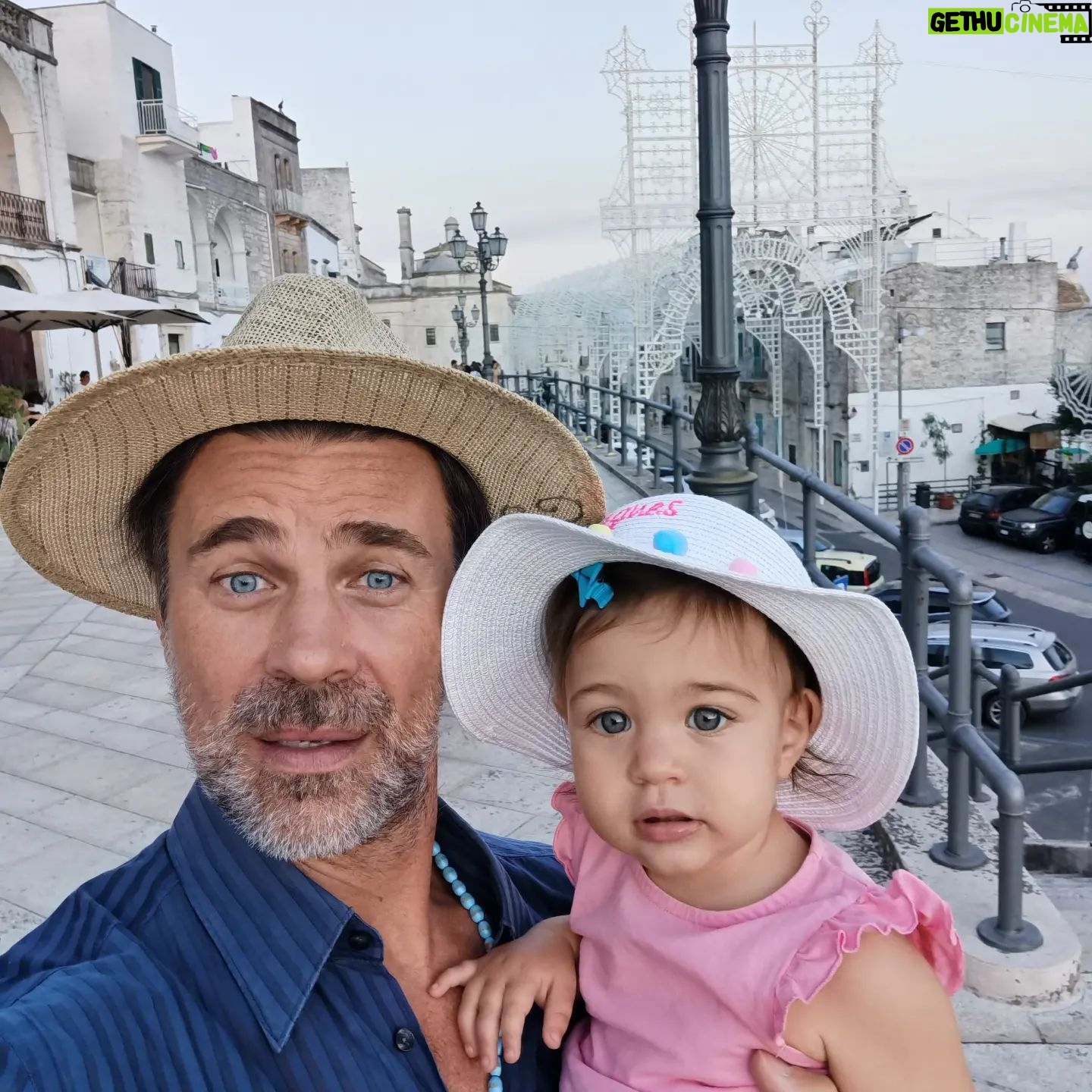 Fabio Fulco - 4.8K Likes - È il mio compleanno. Devo esprimere un desiderio prima di soffiare sulle candeline. Allora, vediamo, vorrei un angioletto biondo con gli occhi azzurri che mi dormisse accanto, che mi sorridesse sempre, che mi implorasse con le manine di prenderla in braccio cosi da potersi stringere forte al mio collo, che al mattino giocasse con me nel lettone, che (solo quando lo decide lei) mi guardasse fisso negli occhi e mi desse un bacio sulla bocca da toglermi il respiro, che si mettesse a ballare appena sente una canzone e che corresse forte avanti a me quando le grido 'scappaaaaa', che dicesse "mamma, mamma" appena non la vede, che mi facesse le smorfiette e che imitasse tutto quello che faccio. Ah e poi vorrei una DONNA che mi facesse perdere la testa con cui farla. Ehmmmmm.......posso semplicemente soffiare..... Ho gia tutto grazie! #buoncompleanno #sietelamiavita #famiglia #noitre #sempreepersempre #mattonedopomattone #vita #amoreinfinito #viamo #sognochesirealizza #siamounacosasola