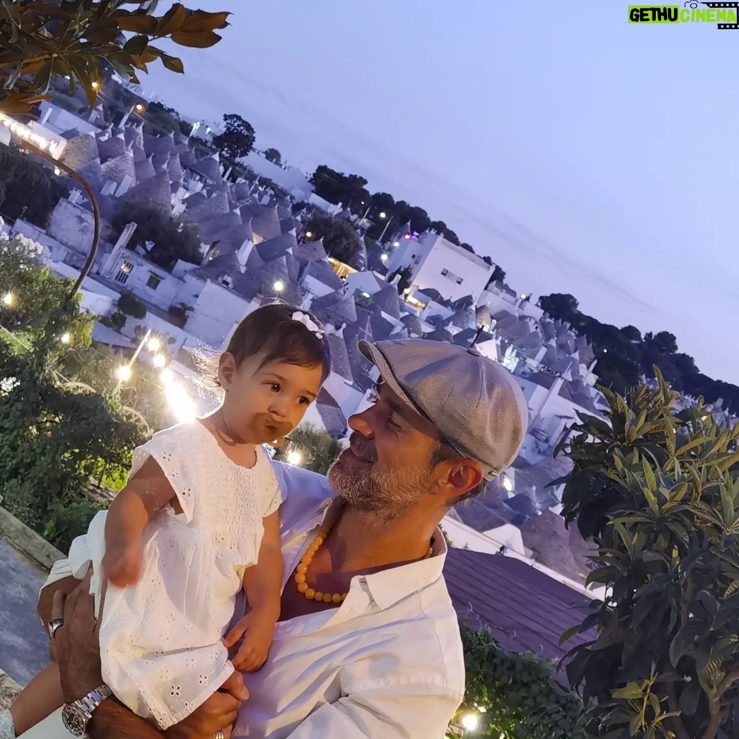 Fabio Fulco - 4.8K Likes - È il mio compleanno. Devo esprimere un desiderio prima di soffiare sulle candeline. Allora, vediamo, vorrei un angioletto biondo con gli occhi azzurri che mi dormisse accanto, che mi sorridesse sempre, che mi implorasse con le manine di prenderla in braccio cosi da potersi stringere forte al mio collo, che al mattino giocasse con me nel lettone, che (solo quando lo decide lei) mi guardasse fisso negli occhi e mi desse un bacio sulla bocca da toglermi il respiro, che si mettesse a ballare appena sente una canzone e che corresse forte avanti a me quando le grido 'scappaaaaa', che dicesse "mamma, mamma" appena non la vede, che mi facesse le smorfiette e che imitasse tutto quello che faccio. Ah e poi vorrei una DONNA che mi facesse perdere la testa con cui farla. Ehmmmmm.......posso semplicemente soffiare..... Ho gia tutto grazie! #buoncompleanno #sietelamiavita #famiglia #noitre #sempreepersempre #mattonedopomattone #vita #amoreinfinito #viamo #sognochesirealizza #siamounacosasola