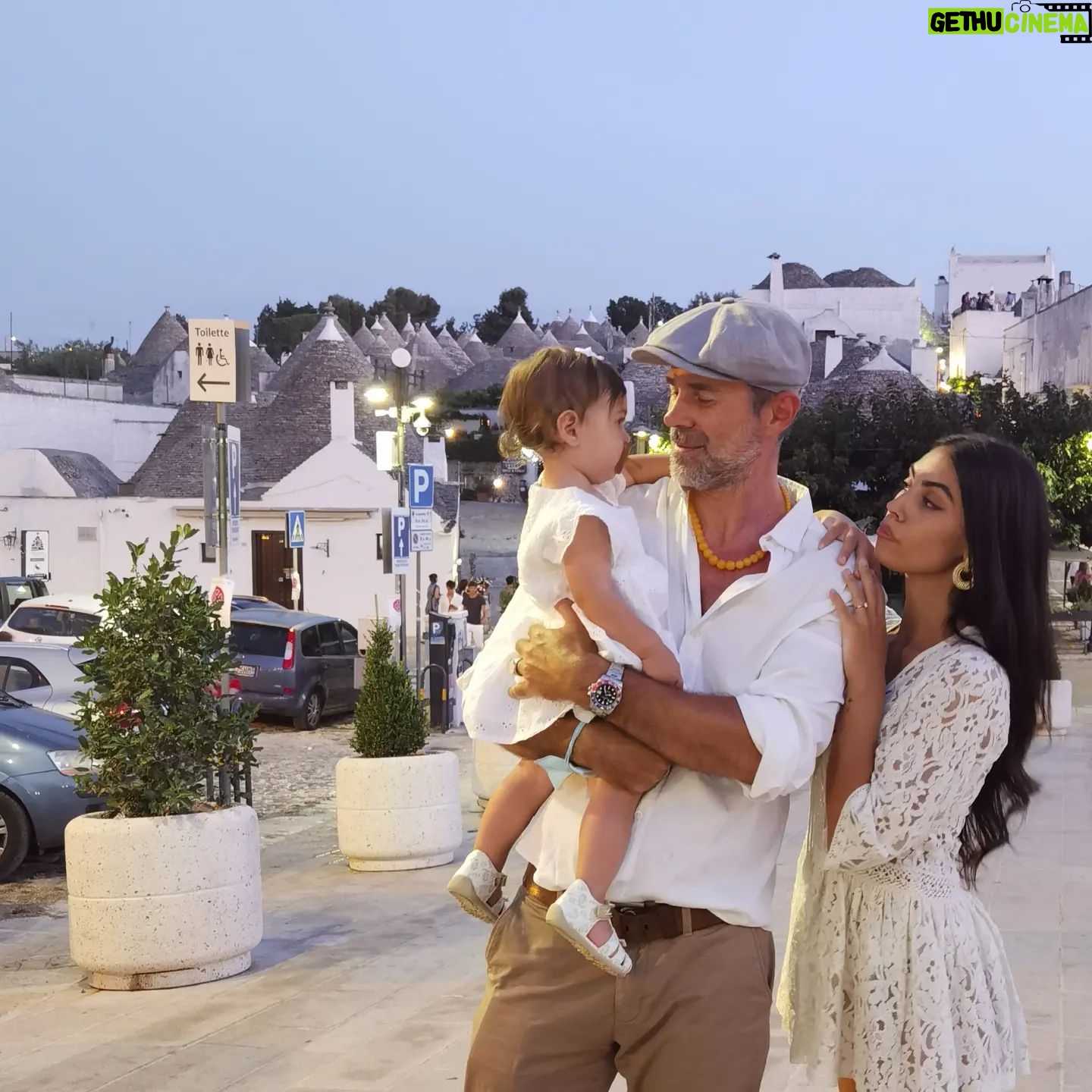 Fabio Fulco - 4.8K Likes - È il mio compleanno. Devo esprimere un desiderio prima di soffiare sulle candeline. Allora, vediamo, vorrei un angioletto biondo con gli occhi azzurri che mi dormisse accanto, che mi sorridesse sempre, che mi implorasse con le manine di prenderla in braccio cosi da potersi stringere forte al mio collo, che al mattino giocasse con me nel lettone, che (solo quando lo decide lei) mi guardasse fisso negli occhi e mi desse un bacio sulla bocca da toglermi il respiro, che si mettesse a ballare appena sente una canzone e che corresse forte avanti a me quando le grido 'scappaaaaa', che dicesse "mamma, mamma" appena non la vede, che mi facesse le smorfiette e che imitasse tutto quello che faccio. Ah e poi vorrei una DONNA che mi facesse perdere la testa con cui farla. Ehmmmmm.......posso semplicemente soffiare..... Ho gia tutto grazie! #buoncompleanno #sietelamiavita #famiglia #noitre #sempreepersempre #mattonedopomattone #vita #amoreinfinito #viamo #sognochesirealizza #siamounacosasola