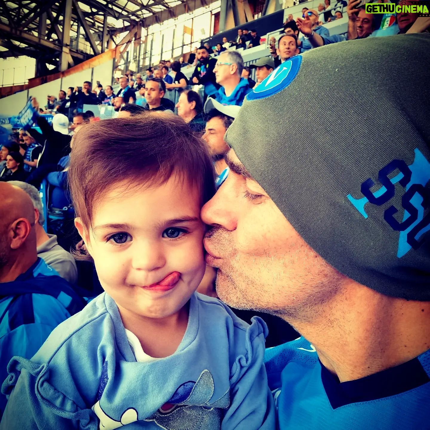 Fabio Fulco - 1.8K Likes - Mai avrei pensato di vivere momenti simili. Ma la vita riesce a sorprenderti sempre. I sogni si avverano se ci credi veramente e il bello é che questo é solo il primo per quest'anno!!!! #napolinelcuore #graziesignore #ilprimoditre #chebelloesserenapoletani #FNS💙💙💙