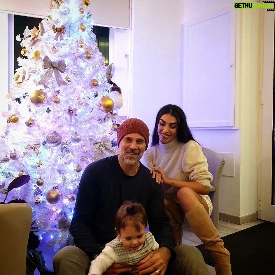 Fabio Fulco - 2.4K Likes - Ma la vera magia avviene a casa mia! Buone feste 🎅🎅💙 #buonnatale #merrychristmas #feliznavidad