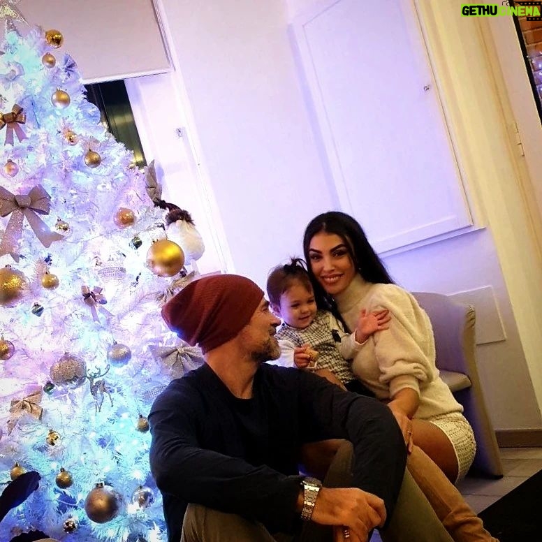 Fabio Fulco - 2.4K Likes - Ma la vera magia avviene a casa mia! Buone feste 🎅🎅💙 #buonnatale #merrychristmas #feliznavidad