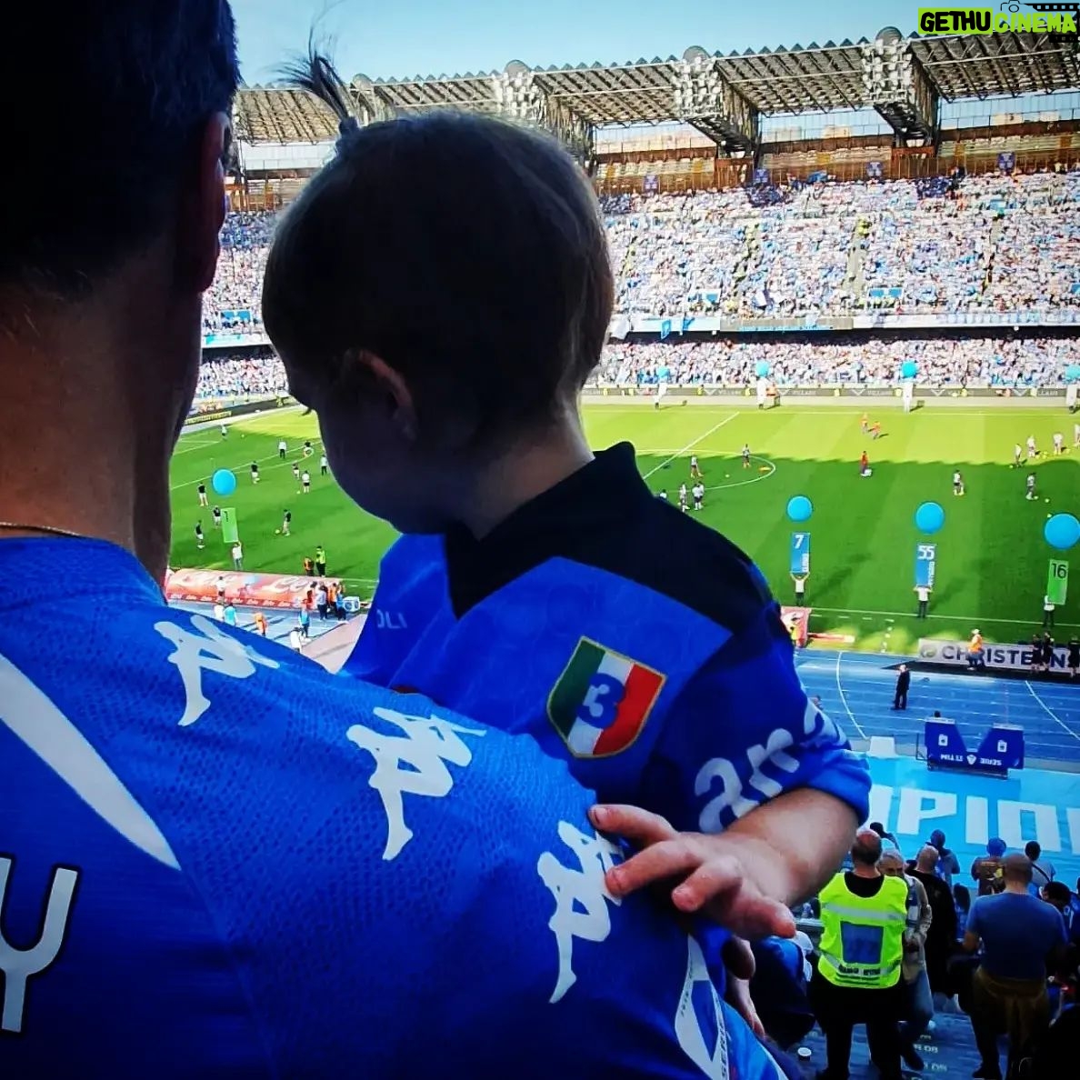 Fabio Fulco - 1.8K Likes - Mai avrei pensato di vivere momenti simili. Ma la vita riesce a sorprenderti sempre. I sogni si avverano se ci credi veramente e il bello é che questo é solo il primo per quest'anno!!!! #napolinelcuore #graziesignore #ilprimoditre #chebelloesserenapoletani #FNS💙💙💙