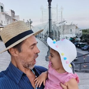 Fabio Fulco Instagram - È il mio compleanno. Devo esprimere un desiderio prima di soffiare sulle candeline. Allora, vediamo, vorrei un angioletto biondo con gli occhi azzurri che mi dormisse accanto, che mi sorridesse sempre, che mi implorasse con le manine di prenderla in braccio cosi da potersi stringere forte al mio collo, che al mattino giocasse con me nel lettone, che (solo quando lo decide lei) mi guardasse fisso negli occhi e mi desse un bacio sulla bocca da toglermi il respiro, che si mettesse a ballare appena sente una canzone e che corresse forte avanti a me quando le grido 'scappaaaaa', che dicesse "mamma, mamma" appena non la vede, che mi facesse le smorfiette e che imitasse tutto quello che faccio. Ah e poi vorrei una DONNA che mi facesse perdere la testa con cui farla. Ehmmmmm.......posso semplicemente soffiare..... Ho gia tutto grazie! #buoncompleanno #sietelamiavita #famiglia #noitre #sempreepersempre #mattonedopomattone #vita #amoreinfinito #viamo #sognochesirealizza #siamounacosasola