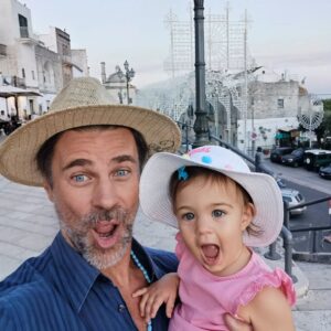Fabio Fulco Instagram - È il mio compleanno. Devo esprimere un desiderio prima di soffiare sulle candeline. Allora, vediamo, vorrei un angioletto biondo con gli occhi azzurri che mi dormisse accanto, che mi sorridesse sempre, che mi implorasse con le manine di prenderla in braccio cosi da potersi stringere forte al mio collo, che al mattino giocasse con me nel lettone, che (solo quando lo decide lei) mi guardasse fisso negli occhi e mi desse un bacio sulla bocca da toglermi il respiro, che si mettesse a ballare appena sente una canzone e che corresse forte avanti a me quando le grido 'scappaaaaa', che dicesse "mamma, mamma" appena non la vede, che mi facesse le smorfiette e che imitasse tutto quello che faccio. Ah e poi vorrei una DONNA che mi facesse perdere la testa con cui farla. Ehmmmmm.......posso semplicemente soffiare..... Ho gia tutto grazie! #buoncompleanno #sietelamiavita #famiglia #noitre #sempreepersempre #mattonedopomattone #vita #amoreinfinito #viamo #sognochesirealizza #siamounacosasola