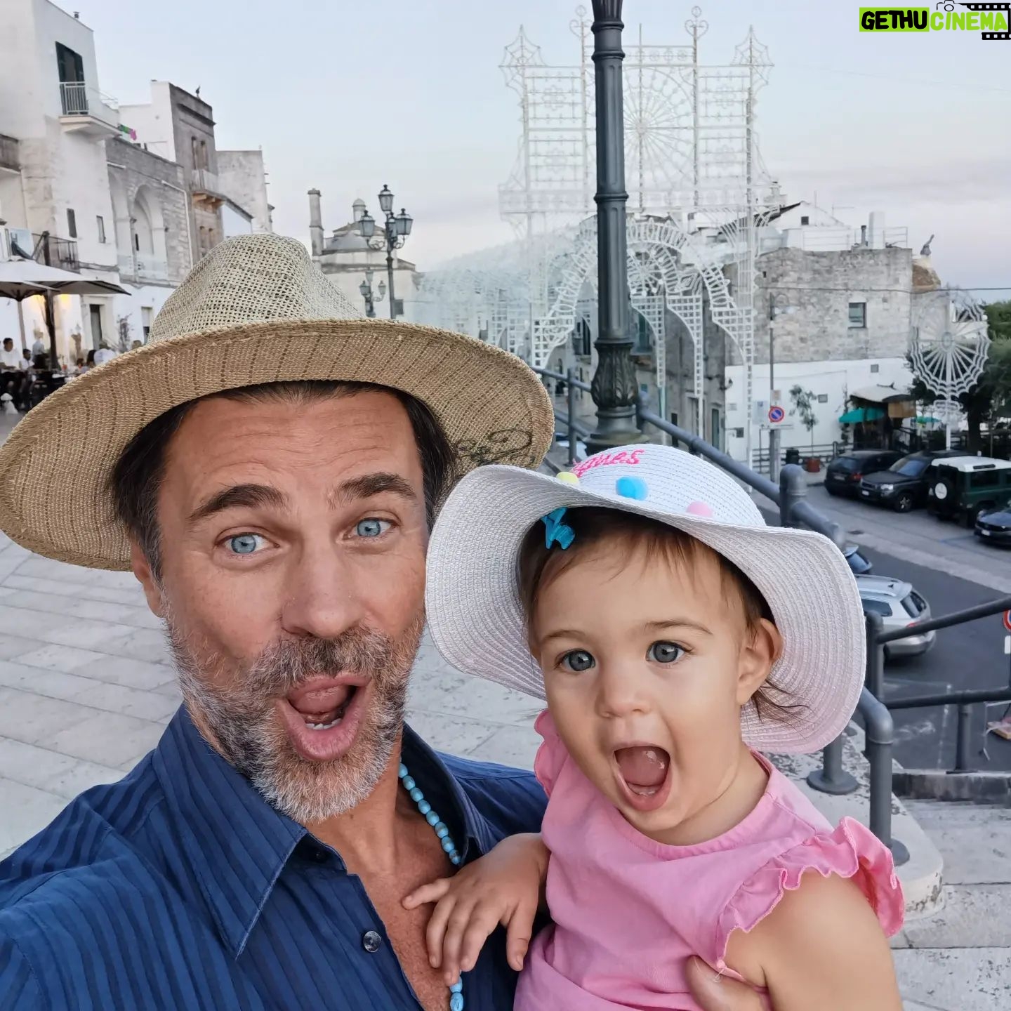 Fabio Fulco - 4.8K Likes - È il mio compleanno. Devo esprimere un desiderio prima di soffiare sulle candeline. Allora, vediamo, vorrei un angioletto biondo con gli occhi azzurri che mi dormisse accanto, che mi sorridesse sempre, che mi implorasse con le manine di prenderla in braccio cosi da potersi stringere forte al mio collo, che al mattino giocasse con me nel lettone, che (solo quando lo decide lei) mi guardasse fisso negli occhi e mi desse un bacio sulla bocca da toglermi il respiro, che si mettesse a ballare appena sente una canzone e che corresse forte avanti a me quando le grido 'scappaaaaa', che dicesse "mamma, mamma" appena non la vede, che mi facesse le smorfiette e che imitasse tutto quello che faccio. Ah e poi vorrei una DONNA che mi facesse perdere la testa con cui farla. Ehmmmmm.......posso semplicemente soffiare..... Ho gia tutto grazie! #buoncompleanno #sietelamiavita #famiglia #noitre #sempreepersempre #mattonedopomattone #vita #amoreinfinito #viamo #sognochesirealizza #siamounacosasola