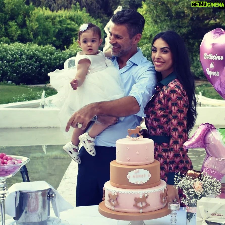Fabio Fulco - 2.9K Likes - Sei una bimba speciale. Hai solo 1 anno e fai cose incredibili. Sei avanti..... fai quasi paura per quanto sei avanti. Hai una dolcezza e una sensibilità da brividi. Ti guardiamo e no.n crediamo ai nostri occhi e forse non ci abitueremo mai alla tua esistenza che ha sconvolto la nostra facendoci capire quanto fosse inutile prima di te. Cerchiamo di avvolgerti con tutto l'amore che abbiamo ma é niente rispetto a quello che tu dai a noi in ogni momento. Sei una bimba speciale!!! #grazieamoremio #seilamiavita #noi3 #famiglia #battesimo #agnes #miafiglia #amoreinfinito #sempreepersempre #viamo @app4kid.s