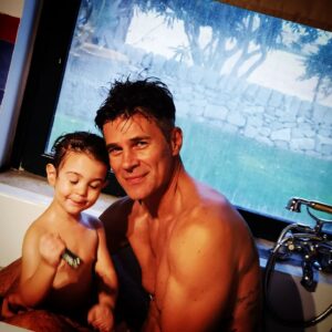 Fabio Fulco Instagram - Bagnetto con papi?? #lamiacucciola #noi #fatheranddaughter #sempreepersempre #tiamodamorire #comeunapadellaalsuoscoglio