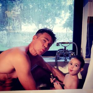 Fabio Fulco Instagram - Bagnetto con papi?? #lamiacucciola #noi #fatheranddaughter #sempreepersempre #tiamodamorire #comeunapadellaalsuoscoglio