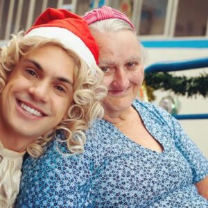 Fabio Rabello Instagram - Alguns momentos do nosso show do Mozart da Galera de natal 26/12/22, que foi emoção atrás de emoção, com essa plateia mais que especial do lar @velhinhosadelaide_  Levar alegria, música, e Amor às pessoas que são carentes dos três, é um verdadeiro presente pra mim! Se cada um fizer um pouquinho conseguimos mover montanhas por um mundo melhor! 🌎♥️🎶🙏🏾 #mozartdagalera #healingtheworld 
•
•
📸 @lumorassi 💫