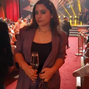 Fabiola Alarcón Instagram - De gala en los @premioscaleuche con mis colegas actores @somoschileactores homenajeando y reconociendo el talento chileno 🌹
muchas gracias a @marielaziri por el styling y makeup 💜tqm🔥
