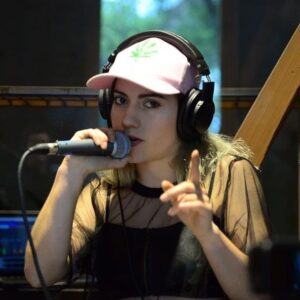 Fabiola Alarcón Instagram - somos n°1 en spotify con SQUIRT 💿 ¿qué esperas para escuchar? disponible también en itunes, soundcloud, tidal, etc etc ⚔ 
gracias x escuchar, sigan compartiendo #squirt 📸 x redbull