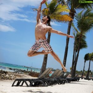 Fabrice Calmels Instagram - Such an incredible time 🌞 Thank you @aprildaly14 ❤ @elmigue_vanvan 
#summervibes #mexico #beach #fun #friends #imgstars #ballet