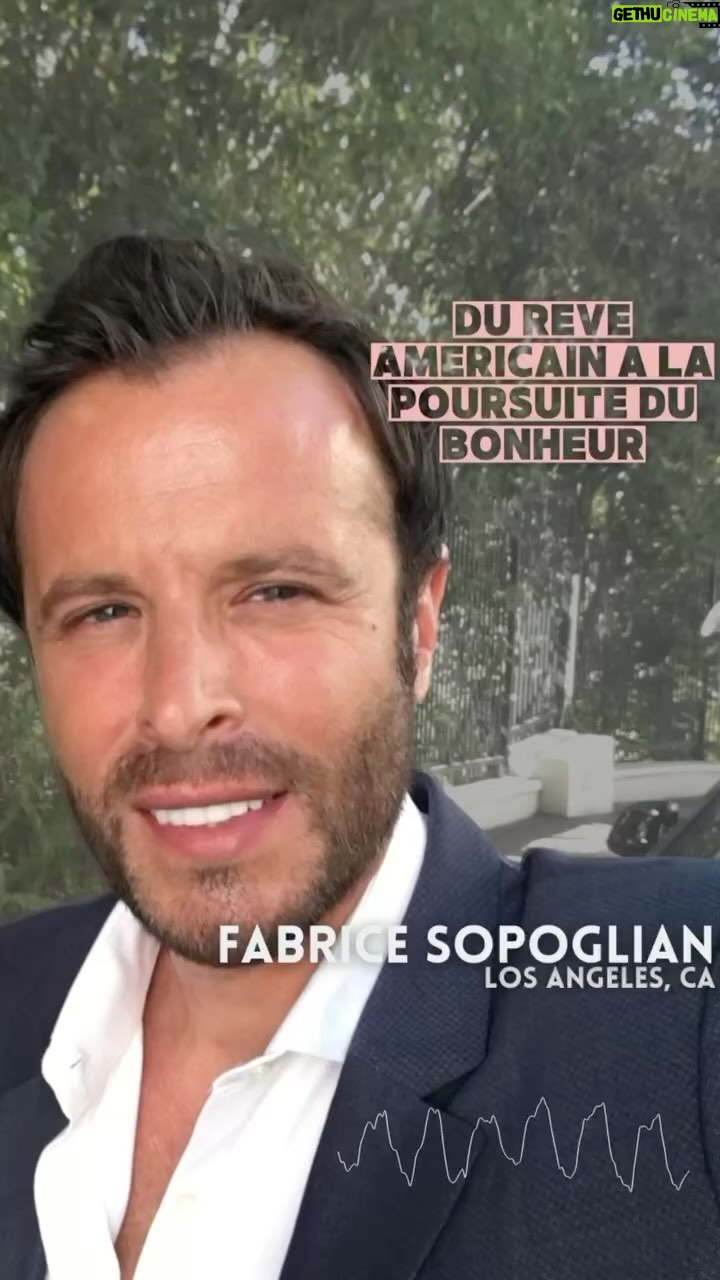 Fabrice Sopoglian - 226 Likes - « La vie, c’est comme une bicyclette, il faut avancer pour ne pas perdre l’équilibre. » Ces mots empruntés à Albert Einstein résonnent parfaitement avec l’histoire de Fabrice Sopoglian, notre invité aujourd’hui. Dans ce nouvel épisode de French Expat, vous allez découvrir comment alors que rien ne l’y prédestinait à priori, Fabrice est devenu à l’âge de 16 ans un organisateur de soirées estudiantines parisiennes. Une anecdote pas vraiment anodine car cette première expérience s’avèrera être un véritable tremplin pour la carrière du jeune français. Mais comment Fabrice a-t-il pris la décision de s’envoler vers les États-Unis ? Et comment s’est-il lancé dans l’industrie du divertissement outre-Atlantique ?
Son périple hors du commun l’a mené de physionomiste à parrain des Anges de la télé-réalité, en passant par la gestion d’un club de striptease.
Fabrice est un bosseur et un rêveur qui ne manque jamais d’idées. Dans cet épisode, il partage avec nous les leçons qu’il a tirées de son parcours atypique et les défis auxquels il a dû faire face pour réaliser ses ambitions.
Nous découvrons l’importance de saisir les opportunités lorsque elles se présentent, comme l’obtention d’un visa talent aux États-Unis qui a ouvert les portes de nombreuses opportunités professionnelles à Fabrice. Il souligne également l’importance de la persévérance et de la préparation pour réussir dans l’industrie du divertissement, qu’il compare à un combat de boxe en douze rounds. Fabrice met aussi en lumière la valeur des relations et du réseautage dans son parcours. Il partage comment il a su se lier d’amitié avec des célébrités en trouvant les mots justes et en évitant les sujets trop … évidents. Il souligne également l’importance de suivre ses rêves, même si cela implique de prendre des risques et de sortir de sa zone de confort.
Laissez-vous inspirer par son parcours, ses défis surmontés et les leçons précieuses qu’il a tirées de son incroyable aventure et qu’il partage aujourd’hui avec générosité dans French Expat !
#podcastfrancais #frenchexpat #telerealite