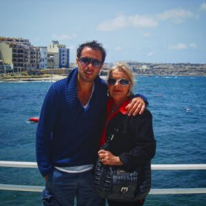Fabrice Sopoglian Instagram - Quand on vit une tragedie on apprend beaucoup sur la vie, les amis, la famille… Deja 1 an aujourd’hui maman! Le temps passe mais la douleur est toujours aussi présente! Ce que nous retiendrons de ce drame de vie ce n’ est pas le manque de soutien de nos amis mais le triste silence de notre famille! #18novembre 🕊#restonsdigne  #unjourtriste #loveyouforevermaman