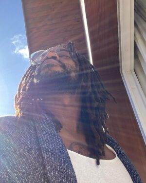 Fabrício Boliveira Instagram - Aproveitando o 🌞 de Gramado pra secar os dreads!