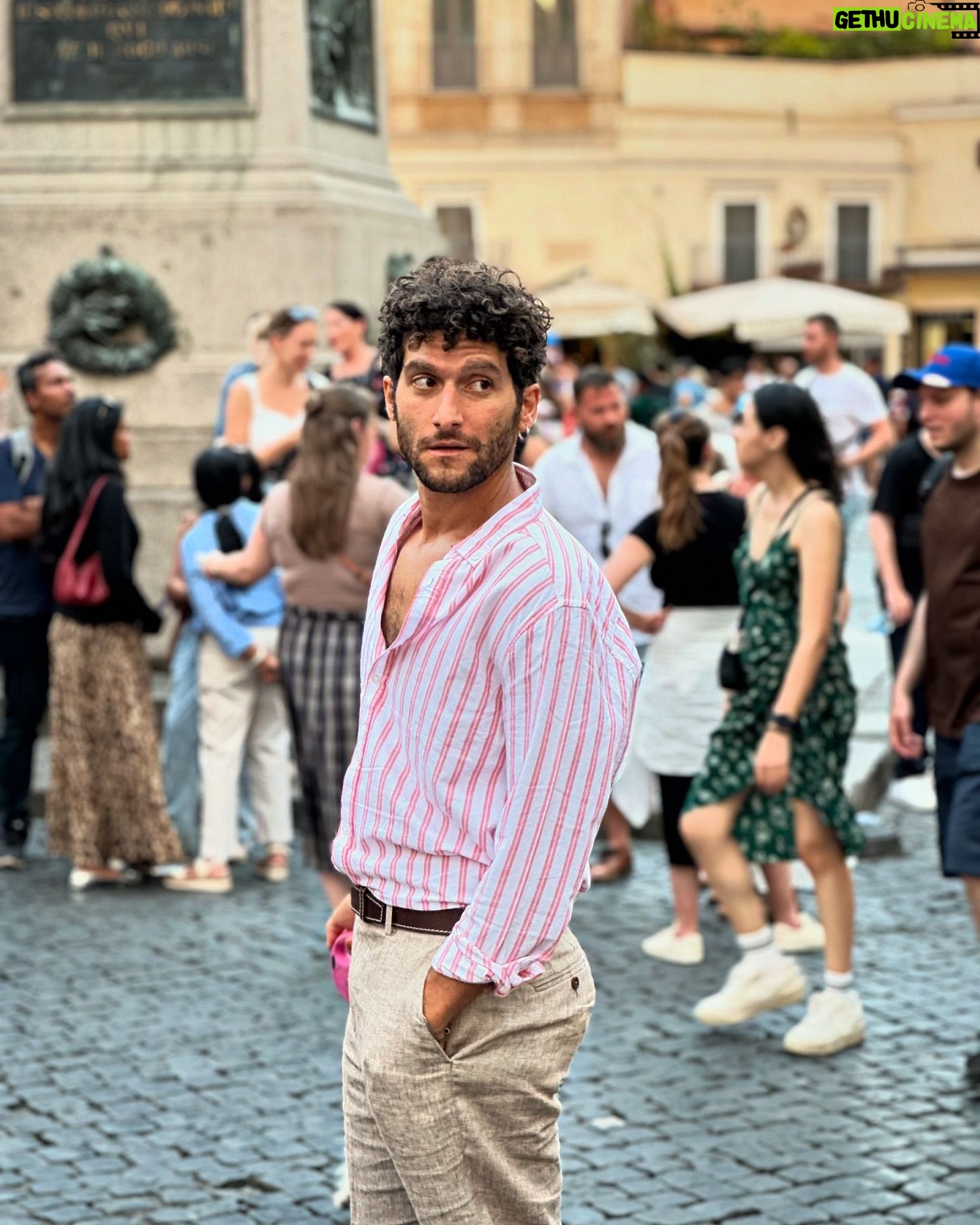 Fabrizio Colica - 8K Likes - Ho voluto accontentare le aspettative dei turisti del centro e mi sono vestito da #italiano che va a mangiare la #pizza