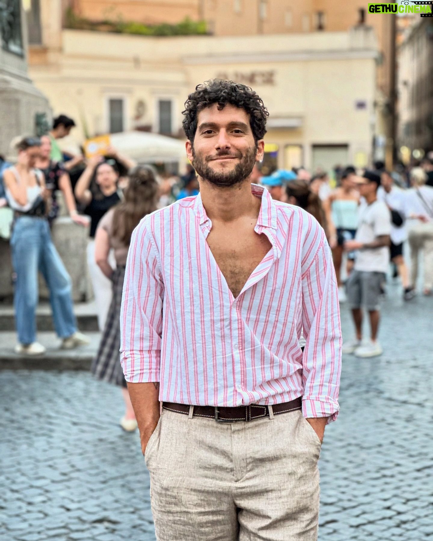 Fabrizio Colica - 8K Likes - Ho voluto accontentare le aspettative dei turisti del centro e mi sono vestito da #italiano che va a mangiare la #pizza