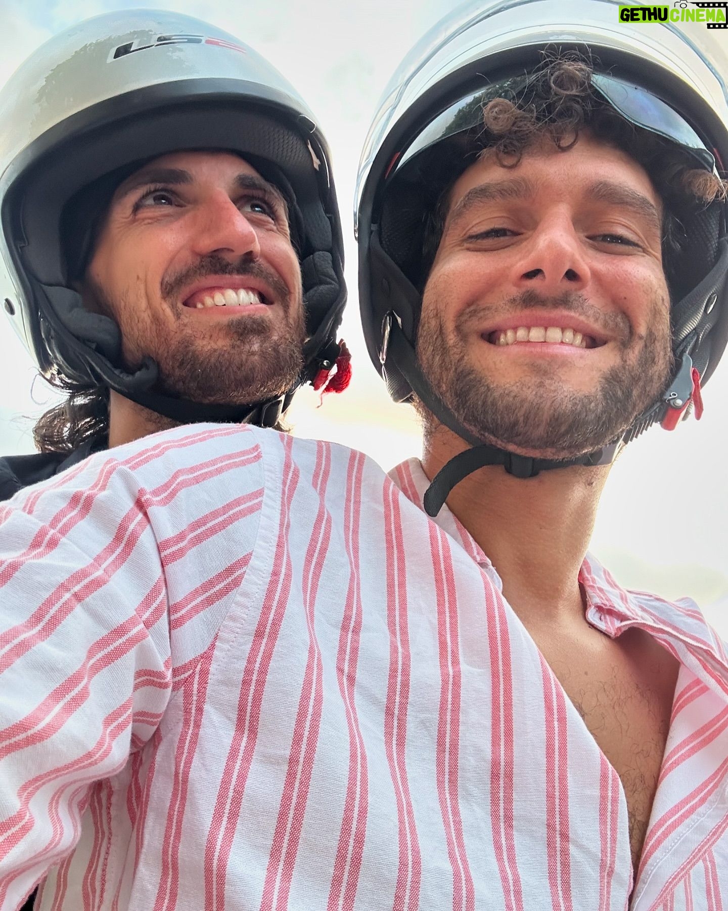 Fabrizio Colica - 8K Likes - Ho voluto accontentare le aspettative dei turisti del centro e mi sono vestito da #italiano che va a mangiare la #pizza