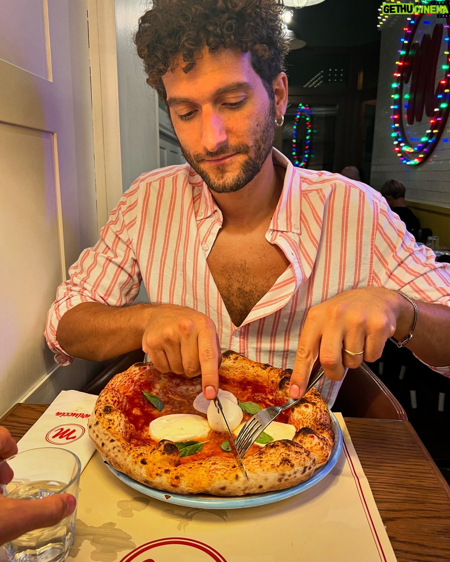 Fabrizio Colica - 8K Likes - Ho voluto accontentare le aspettative dei turisti del centro e mi sono vestito da #italiano che va a mangiare la #pizza