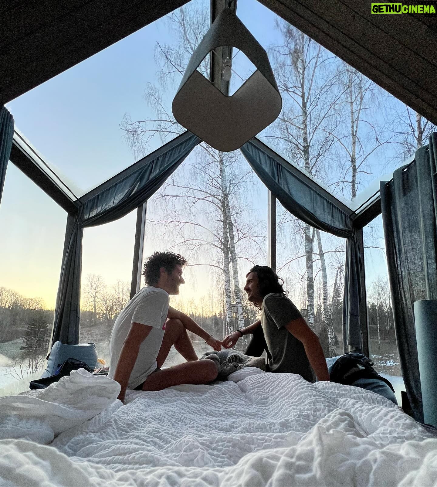 Fabrizio Colica - 11.7K Likes - Questa notte ho avuto difficoltà a prendere sonno di fronte a questo scenario. Ero estasiato dal luccichio delle stelle e dal movimento degli alberi e pensavo a tutti i posti assurdi in cui ho dormito a fianco a questo signore in questi 5 anni che stiamo insieme:
1) 2024, Lettonia: una casa di vetro in una foresta innevata a Sigulda
2) 2019, Bolivia: un hotel di sale che affacciava nel bianco infinito nel Salar de Uyuni
3) 2023, Parma: un agriturismo che è stata la location di uno dei miei film preferiti: “Novecento” di Bernardo Bertolucci
4) 2022, Grecia: l’isola di Kastelorizo, dove Gabriele Salvatores giró nel 1… Mediterraneo.
5) 2019, Isola di Pasqua: un normale b&b nel bel mezzo dell’Oceano Pacifico.
6) 2022, Cappadocia: un hotel scavato nella roccia con vista sui caratteristici camini delle fate tra i quali, all’alba, volteggiavano mongolfiere colorate
7) 2023, Marocco: una tenda nel deserto di Merzouga. Siamo morti di caldo, ma effettivamente la location era troppo assurda da non essere menzionata
Tu dove vorresti dormire?
