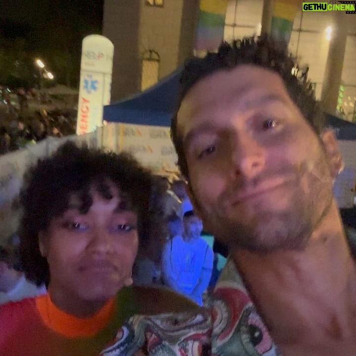 Fabrizio Colica - 6.6K Likes - Vorrei dire, come fanno in tanti, che l’emozione di ieri non si puó descrivere.
Invece vorrei provare a farlo.
Era la mia prima esperienza come conduttore di fronte a tutta quella gente e, confesso: la mia prima volta al pride.
Sono stato uno di quelli che si nascondeva dietro la scusa che il pride è per i festaioli, per chi si vuol mettere in mostra, per chi ama piume, glitter, paillettes e che non fosse per me.
Ieri ho scoperto che invece il pride è per tutti e per tutte. Che ci sono le piume perché hanno il diritto di esserci, che i glitter non feriscono nessuno anche se vengono lanciati con violenza e che le paillettes sono pazzesche e non discriminano nessuno. È necessario, in questo periodo più che mai, urlare al mondo chi siamo, chi amiamo e come ci sentiamo. È necessario rispondere con amore a una ventata d’odio. È necessario pubblicare foto come queste perchè sicuramente molte persone ne rimarranno inorridite (specialmente dell’ultima)
Ieri ho visto tante emozioni confluire in una piazza. Ho visto persone urlare per i propri diritti e per i diritti degli altri. Ho visto persone amarsi, baciarsi, sostenersi, consolarsi, incoraggiarsi. Ho visto, non solo bandiere arcobaleno, ma anche bandiere di paesi sopraffatti dalla violenza di un altro stato. Ho visto uomini e donne di tutte le età, famiglie, pensionati, preti, suore e turisti sfilare fieramente per dei diritti fondamentali.
E sono onorato di aver messo la faccia per questo coacervo variegato e folle di emozioni e desideri.
Ringrazio di cuore il @milanopride per avermi accolto nella sua grande famiglia,
ringrazio @rosselladattoli per avermi fatto brillare con i suoi vestiti così belli e così giusti.
Ringrazio @itskaze_ , la mia compagna in questo viaggio bellissimo che mi ha dato 2 o 3 chicche per sembrare più giovane di almeno 4 anni.
Ringrazio mio marito per essere riuscito a sostenermi anche in questa avventura (a un certo punto me lo sono trovato anche sul palco!😍). Se sono così fiero di me è anche grazie a te!
E grazie a chiunque ieri era lì a sostenerci.
Non abbassiamo mai la guardia!