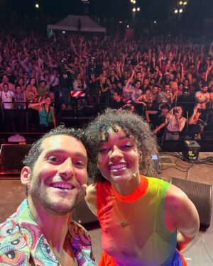 Fabrizio Colica Instagram - Vorrei dire, come fanno in tanti, che l’emozione di ieri non si puó descrivere.
Invece vorrei provare a farlo.
Era la mia prima esperienza come conduttore di fronte a tutta quella gente e, confesso: la mia prima volta al pride.
Sono stato uno di quelli che si nascondeva dietro la scusa che il pride è per i festaioli, per chi si vuol mettere in mostra, per chi ama piume, glitter, paillettes e che non fosse per me.
Ieri ho scoperto che invece il pride è per tutti e per tutte. Che ci sono le piume perché hanno il diritto di esserci, che i glitter non feriscono nessuno anche se vengono lanciati con violenza e che le paillettes sono pazzesche e non discriminano nessuno. È necessario, in questo periodo più che mai, urlare al mondo chi siamo, chi amiamo e come ci sentiamo. È necessario rispondere con amore a una ventata d’odio. È necessario pubblicare foto come queste perchè sicuramente molte persone ne rimarranno inorridite (specialmente dell’ultima)
Ieri ho visto tante emozioni confluire in una piazza. Ho visto persone urlare per i propri diritti e per i diritti degli altri. Ho visto persone amarsi, baciarsi, sostenersi, consolarsi, incoraggiarsi. Ho visto, non solo bandiere arcobaleno, ma anche bandiere di paesi sopraffatti dalla violenza di un altro stato. Ho visto uomini e donne di tutte le età, famiglie, pensionati, preti, suore e turisti sfilare fieramente per dei diritti fondamentali.
E sono onorato di aver messo la faccia per questo coacervo variegato e folle di emozioni e desideri.
Ringrazio di cuore il @milanopride per avermi accolto nella sua grande famiglia, 
ringrazio @rosselladattoli per avermi fatto brillare con i suoi vestiti così belli e così giusti.
Ringrazio @itskaze_ , la mia compagna in questo viaggio bellissimo che mi ha dato 2 o 3 chicche per sembrare più giovane di almeno 4 anni.
Ringrazio mio marito per essere riuscito a sostenermi anche in questa avventura (a un certo punto me lo sono trovato anche sul palco!😍). Se sono così fiero di me è anche grazie a te!
E grazie a chiunque ieri era lì a sostenerci.
Non abbassiamo mai la guardia!