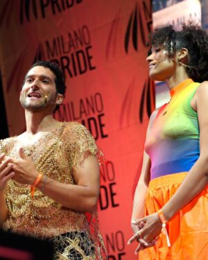 Fabrizio Colica Instagram - Vorrei dire, come fanno in tanti, che l’emozione di ieri non si puó descrivere.
Invece vorrei provare a farlo.
Era la mia prima esperienza come conduttore di fronte a tutta quella gente e, confesso: la mia prima volta al pride.
Sono stato uno di quelli che si nascondeva dietro la scusa che il pride è per i festaioli, per chi si vuol mettere in mostra, per chi ama piume, glitter, paillettes e che non fosse per me.
Ieri ho scoperto che invece il pride è per tutti e per tutte. Che ci sono le piume perché hanno il diritto di esserci, che i glitter non feriscono nessuno anche se vengono lanciati con violenza e che le paillettes sono pazzesche e non discriminano nessuno. È necessario, in questo periodo più che mai, urlare al mondo chi siamo, chi amiamo e come ci sentiamo. È necessario rispondere con amore a una ventata d’odio. È necessario pubblicare foto come queste perchè sicuramente molte persone ne rimarranno inorridite (specialmente dell’ultima)
Ieri ho visto tante emozioni confluire in una piazza. Ho visto persone urlare per i propri diritti e per i diritti degli altri. Ho visto persone amarsi, baciarsi, sostenersi, consolarsi, incoraggiarsi. Ho visto, non solo bandiere arcobaleno, ma anche bandiere di paesi sopraffatti dalla violenza di un altro stato. Ho visto uomini e donne di tutte le età, famiglie, pensionati, preti, suore e turisti sfilare fieramente per dei diritti fondamentali.
E sono onorato di aver messo la faccia per questo coacervo variegato e folle di emozioni e desideri.
Ringrazio di cuore il @milanopride per avermi accolto nella sua grande famiglia, 
ringrazio @rosselladattoli per avermi fatto brillare con i suoi vestiti così belli e così giusti.
Ringrazio @itskaze_ , la mia compagna in questo viaggio bellissimo che mi ha dato 2 o 3 chicche per sembrare più giovane di almeno 4 anni.
Ringrazio mio marito per essere riuscito a sostenermi anche in questa avventura (a un certo punto me lo sono trovato anche sul palco!😍). Se sono così fiero di me è anche grazie a te!
E grazie a chiunque ieri era lì a sostenerci.
Non abbassiamo mai la guardia!