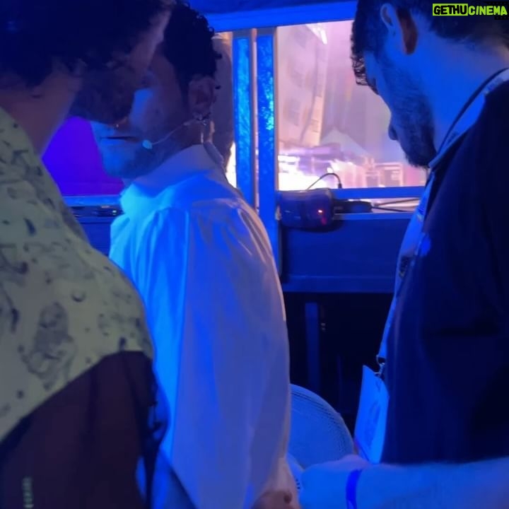 Fabrizio Colica - 6.6K Likes - Vorrei dire, come fanno in tanti, che l’emozione di ieri non si puó descrivere.
Invece vorrei provare a farlo.
Era la mia prima esperienza come conduttore di fronte a tutta quella gente e, confesso: la mia prima volta al pride.
Sono stato uno di quelli che si nascondeva dietro la scusa che il pride è per i festaioli, per chi si vuol mettere in mostra, per chi ama piume, glitter, paillettes e che non fosse per me.
Ieri ho scoperto che invece il pride è per tutti e per tutte. Che ci sono le piume perché hanno il diritto di esserci, che i glitter non feriscono nessuno anche se vengono lanciati con violenza e che le paillettes sono pazzesche e non discriminano nessuno. È necessario, in questo periodo più che mai, urlare al mondo chi siamo, chi amiamo e come ci sentiamo. È necessario rispondere con amore a una ventata d’odio. È necessario pubblicare foto come queste perchè sicuramente molte persone ne rimarranno inorridite (specialmente dell’ultima)
Ieri ho visto tante emozioni confluire in una piazza. Ho visto persone urlare per i propri diritti e per i diritti degli altri. Ho visto persone amarsi, baciarsi, sostenersi, consolarsi, incoraggiarsi. Ho visto, non solo bandiere arcobaleno, ma anche bandiere di paesi sopraffatti dalla violenza di un altro stato. Ho visto uomini e donne di tutte le età, famiglie, pensionati, preti, suore e turisti sfilare fieramente per dei diritti fondamentali.
E sono onorato di aver messo la faccia per questo coacervo variegato e folle di emozioni e desideri.
Ringrazio di cuore il @milanopride per avermi accolto nella sua grande famiglia,
ringrazio @rosselladattoli per avermi fatto brillare con i suoi vestiti così belli e così giusti.
Ringrazio @itskaze_ , la mia compagna in questo viaggio bellissimo che mi ha dato 2 o 3 chicche per sembrare più giovane di almeno 4 anni.
Ringrazio mio marito per essere riuscito a sostenermi anche in questa avventura (a un certo punto me lo sono trovato anche sul palco!😍). Se sono così fiero di me è anche grazie a te!
E grazie a chiunque ieri era lì a sostenerci.
Non abbassiamo mai la guardia!