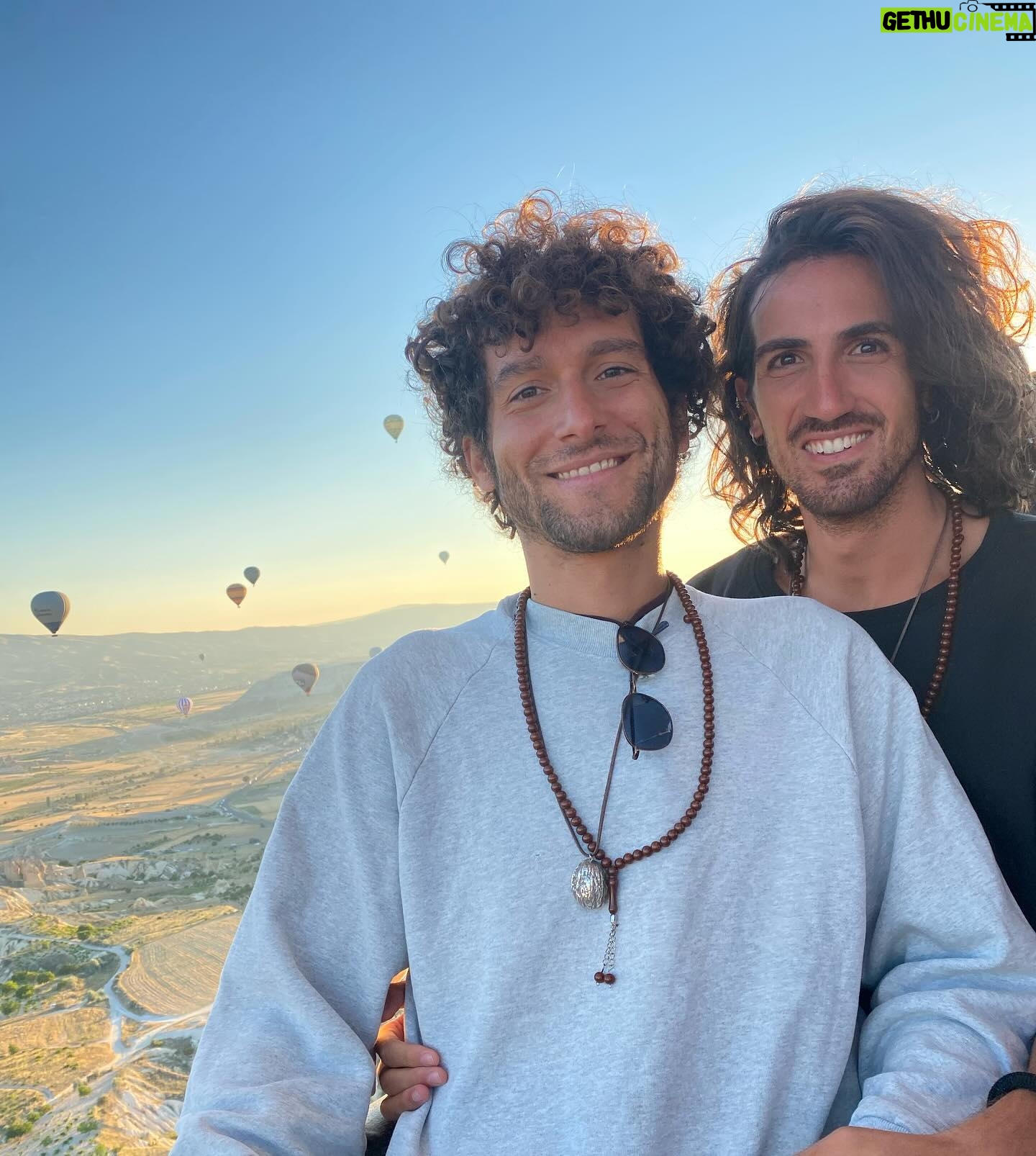Fabrizio Colica - 11.7K Likes - Questa notte ho avuto difficoltà a prendere sonno di fronte a questo scenario. Ero estasiato dal luccichio delle stelle e dal movimento degli alberi e pensavo a tutti i posti assurdi in cui ho dormito a fianco a questo signore in questi 5 anni che stiamo insieme:
1) 2024, Lettonia: una casa di vetro in una foresta innevata a Sigulda
2) 2019, Bolivia: un hotel di sale che affacciava nel bianco infinito nel Salar de Uyuni
3) 2023, Parma: un agriturismo che è stata la location di uno dei miei film preferiti: “Novecento” di Bernardo Bertolucci
4) 2022, Grecia: l’isola di Kastelorizo, dove Gabriele Salvatores giró nel 1… Mediterraneo.
5) 2019, Isola di Pasqua: un normale b&b nel bel mezzo dell’Oceano Pacifico.
6) 2022, Cappadocia: un hotel scavato nella roccia con vista sui caratteristici camini delle fate tra i quali, all’alba, volteggiavano mongolfiere colorate
7) 2023, Marocco: una tenda nel deserto di Merzouga. Siamo morti di caldo, ma effettivamente la location era troppo assurda da non essere menzionata
Tu dove vorresti dormire?
