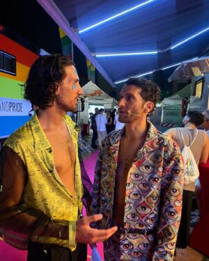 Fabrizio Colica Instagram - Vorrei dire, come fanno in tanti, che l’emozione di ieri non si puó descrivere.
Invece vorrei provare a farlo.
Era la mia prima esperienza come conduttore di fronte a tutta quella gente e, confesso: la mia prima volta al pride.
Sono stato uno di quelli che si nascondeva dietro la scusa che il pride è per i festaioli, per chi si vuol mettere in mostra, per chi ama piume, glitter, paillettes e che non fosse per me.
Ieri ho scoperto che invece il pride è per tutti e per tutte. Che ci sono le piume perché hanno il diritto di esserci, che i glitter non feriscono nessuno anche se vengono lanciati con violenza e che le paillettes sono pazzesche e non discriminano nessuno. È necessario, in questo periodo più che mai, urlare al mondo chi siamo, chi amiamo e come ci sentiamo. È necessario rispondere con amore a una ventata d’odio. È necessario pubblicare foto come queste perchè sicuramente molte persone ne rimarranno inorridite (specialmente dell’ultima)
Ieri ho visto tante emozioni confluire in una piazza. Ho visto persone urlare per i propri diritti e per i diritti degli altri. Ho visto persone amarsi, baciarsi, sostenersi, consolarsi, incoraggiarsi. Ho visto, non solo bandiere arcobaleno, ma anche bandiere di paesi sopraffatti dalla violenza di un altro stato. Ho visto uomini e donne di tutte le età, famiglie, pensionati, preti, suore e turisti sfilare fieramente per dei diritti fondamentali.
E sono onorato di aver messo la faccia per questo coacervo variegato e folle di emozioni e desideri.
Ringrazio di cuore il @milanopride per avermi accolto nella sua grande famiglia, 
ringrazio @rosselladattoli per avermi fatto brillare con i suoi vestiti così belli e così giusti.
Ringrazio @itskaze_ , la mia compagna in questo viaggio bellissimo che mi ha dato 2 o 3 chicche per sembrare più giovane di almeno 4 anni.
Ringrazio mio marito per essere riuscito a sostenermi anche in questa avventura (a un certo punto me lo sono trovato anche sul palco!😍). Se sono così fiero di me è anche grazie a te!
E grazie a chiunque ieri era lì a sostenerci.
Non abbassiamo mai la guardia!