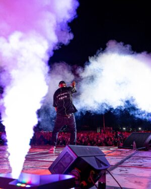 Fabrizio Tarducci Instagram - Atmosfera pazzesca ieri a Milano, il @marrageddonfest mi ha ricordato quando da ragazzino andavo all’Hip Hop Village a vedere il rap italiano di quegli anni, ora sul palco invece c’eravamo noi. Grazie @kingmarracash per avermi invitato. Grazie @bigpicturemgmt e tutto il team. Grande Stefano per lo strappo in scooter dritti on stage. Grazie a tutti voi che eravate sotto il palco per l’energia. Ci vediamo martedì a Roma per l’ultima data del tour.