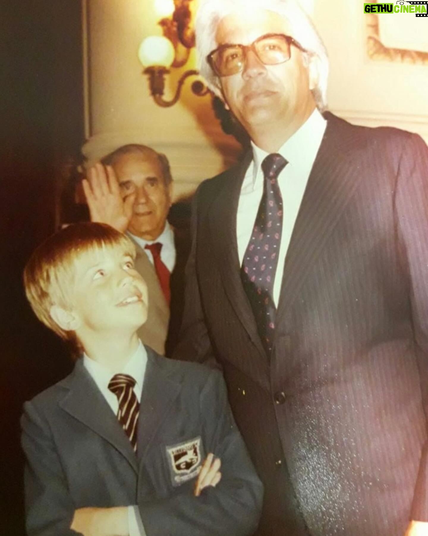 Facundo Arana - 16K Likes - Mi viejo siempre decía que debió agacharse para esa foto 😊..! Feliz día del Padre Acá, Allá y Mucho más Allá ..!! Todos los días!! 🌈🫶🏽