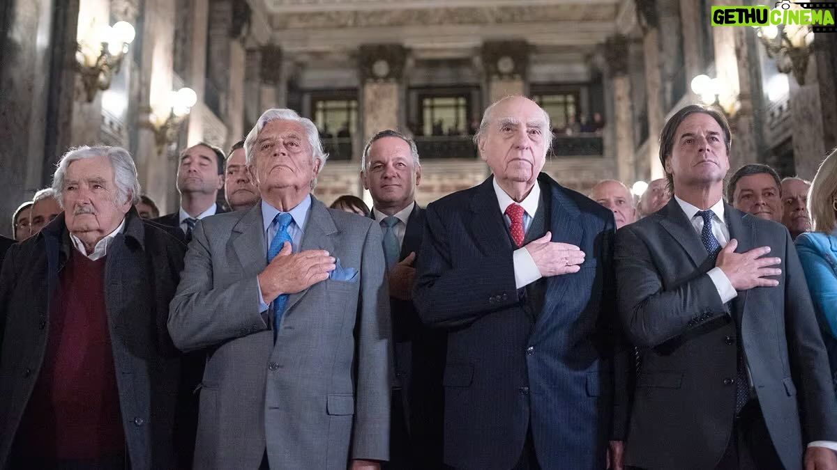 Facundo Arana - 11.8K Likes - Continuidad Institucional. Va mucho más allá de las sensaciones de cada uno. Amo a mi Bandera y a mi País. Como todos.
Como muchos, la única bandera política que abrazo es la del sentido común y la humanidad de bien. Me la enseñaron en casa. Esa bandera no distingue entre partidos, sino que los abraza a todos.
Esta foto la vi hoy en Infobae. Es del Presidente Uruguayo y sus antecesores. Seguro que todos piensan distinto. Ni sé si son amigos entre ellos. Y por supuesto que los problemas no se terminan por una imagen. Pero cuando las Autoridades se presentan así, el pueblo sabe que las cosas van con todos Unidos más allá de las diferencias de sus dirigentes.
Ya sé que es fácil pensar bien y escribir bonito con la panza llena.
Pero ojalá que podamos seguir ese Ejemplo. Y ojalá que algún día podamos ver una foto así con los nuestros.
Que Dios ilumine las decisiones de nuestros Mandatarios.
Viva la Patria.