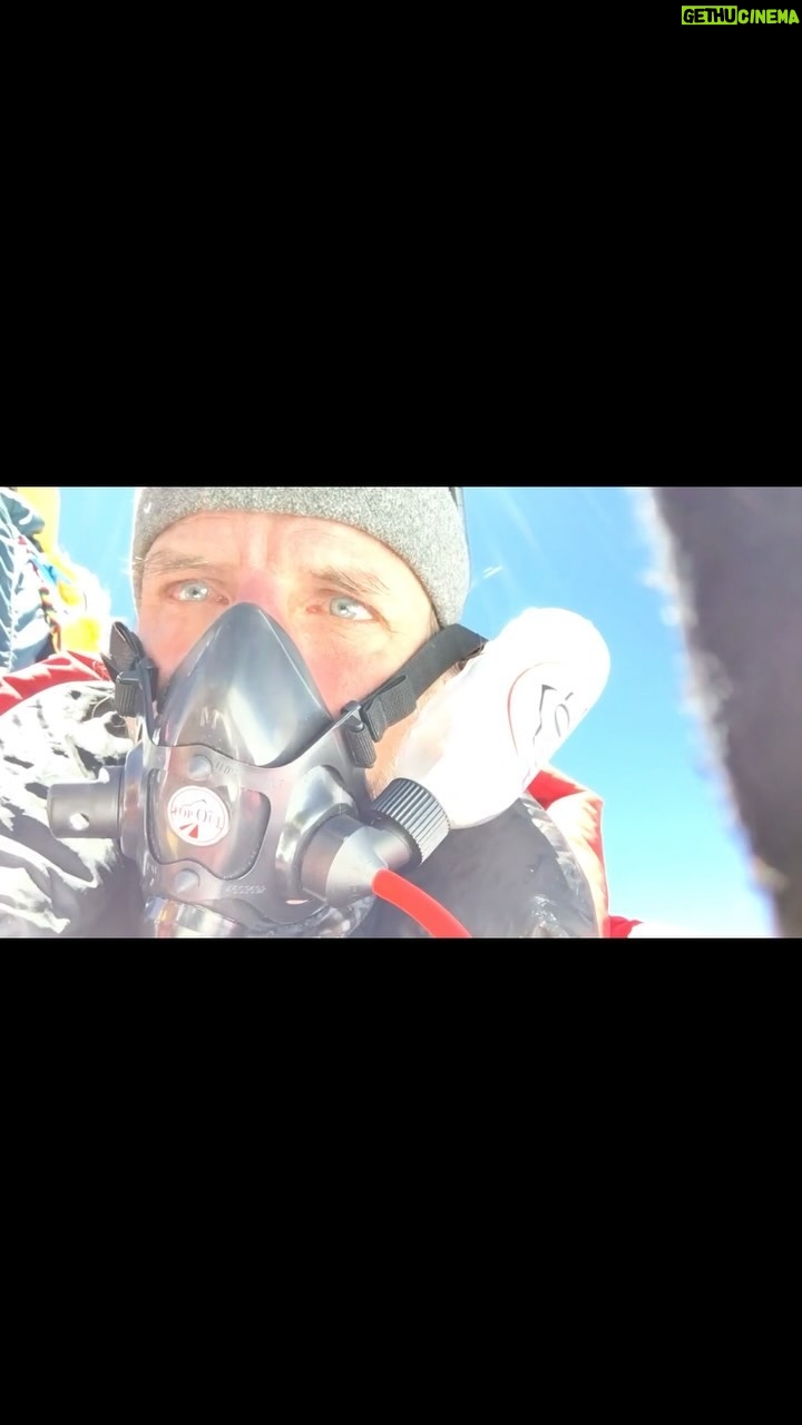 Facundo Arana - 39.9K Likes - Un 23 de mayo como hoy en el 2016, la campaña Donar Sangre Salva Vidas llegó a la cumbre del Everest, el lugar más alto de toda la tierra. Tengo recuerdos inolvidables! Gracias @alexiakeglevich por hacerlo posible!
A @tendi_mg por ser un amigo y guía extraordinario, Y a todos esos compañeros de ruta inolvidables con quienes tuve el lujo de caminar la montaña..
CUUUMBREEEEE..!!!