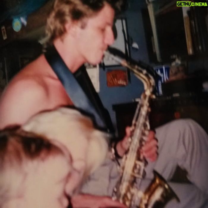 Facundo Arana - 5.6K Likes - #TBT Ese cachorro con quien tocamos en la foto, hoy me saca una cabeza y me manda estos recuerdazos x whatsapp..Mi querido Yan..
Y ese es mi Saxo Alto.. con el que hoy giro con “En el Aire”.. 🎷🦋🌺 a veces si es simple.. todo es perfecto!🌈