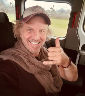 Facundo Arana Instagram - Amigos..!! Arranca esta Gira 2024 por el Uruguay!! Gracias a todos por tan lindo recibimiento! Estuve en todos los medios en los que, como siempre, me hicieron sentir como en casa.. Ya estamos en la ruta!! 
 Esta noche: Centro Cultural de Rosario!! 
Los espero! Un abrazo a todos!!