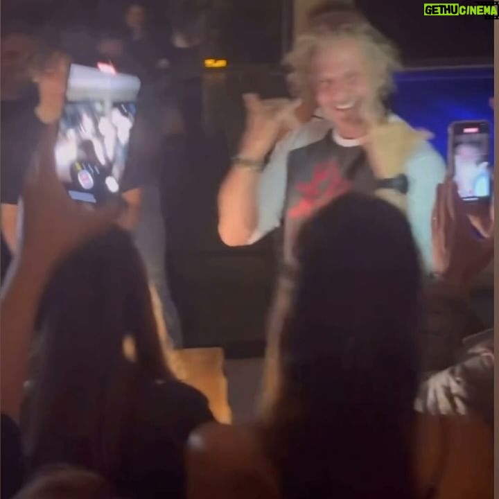 Facundo Arana - 30.6K Likes - 52!! Arrancar con mi Familia y Amigos presentes acá y allá.. es perfecto!
Voy leyendo uno a uno sus mensajes, que atesoro para siempre! Siento mucha gratitud..!
Lo tengo todo! Gracias a todos! Gracias a la vida! Gracias a Dios..!
