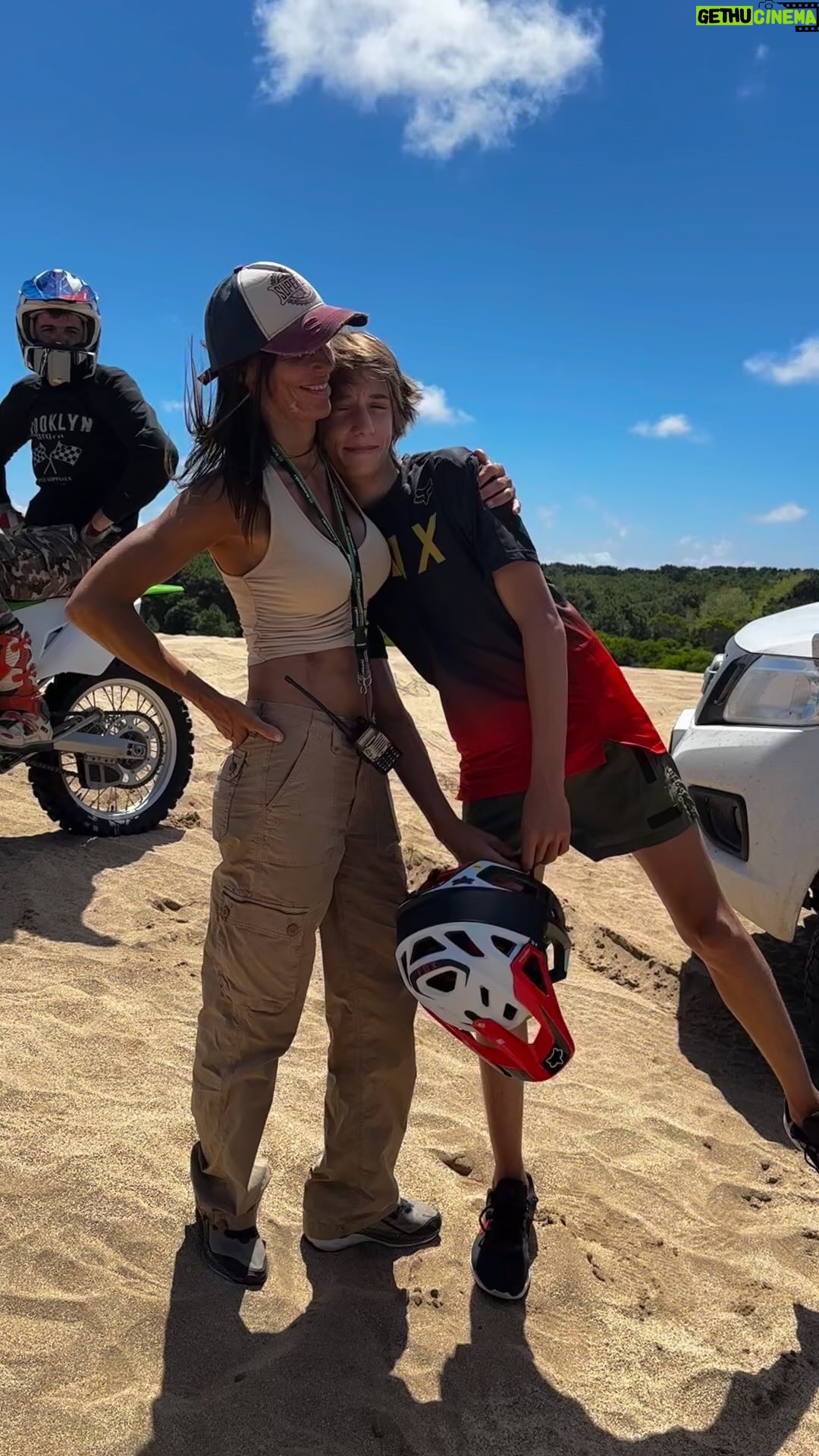 Facundo Arana - 4.1K Likes - Fuimos a buscar contenido con @kawasaki.argentina junto a pilotos profesionales en un ambiente controlado. Pasamos un fin de semana inmejorable..! Agradecidos con @marianogarbini @javierdobalo por semejante experiencia! @matias.rios1 Gracias x tanto!!
La música que escuchan es la de una mujer muy enferma que quiso viralizar esta canción para dejar las regalías a su hijo de siete años.. este es nuestro humilde aporte.. Un abrazo Todos!!