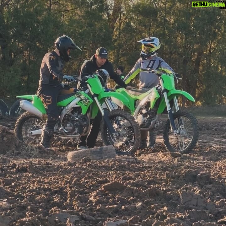 Facundo Arana - 8.6K Likes - Tarde de Motos! Día genial en familia y entre Amigos..! Gracias Ismael, Leandro y Familia! Gracias Nacho!! Mates, saltos y motores..! Qué buen rato!! 🏍️🏍️🏍️