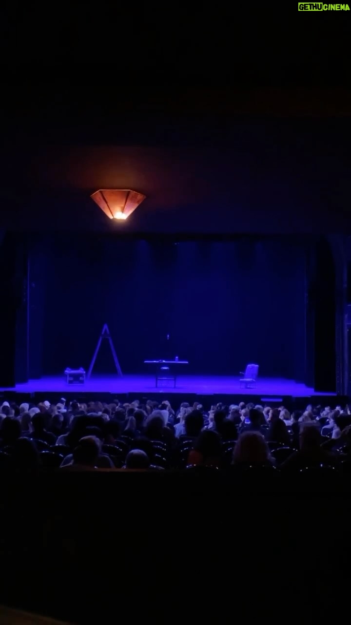Facundo Arana - 1.3K Likes - Claro.. Qué tiene de especial hacer “En el Aire” en el Astral..? A mis 19 años subí a ese escenario a hacer de figurante en la Obre “La Traviata”, de Verdi.. y luego no volví a ese teatro nunca más.. hasta esta noche..
Gracias con toda el Alma a cada una de las Personas Geniales que vinieron a pasar una noche “En el Aire”, que ésta noche voló altísimo.. Fuimos Felices!! Gracias a todos!! Gracias Don Julio Gallo!
Gracias Nacho!! Buen viaje de vuelta!
Gracias Yan!! Buena gira x el Uruguay!!
Gracias Amigos de siempre por acompañar esta Obra que es, junto a algunas pocas otras.. la más linda del mundo!!
🎭🎭🎭🎭🎭🎭🎭🎭🎭🎭🎭🎭🎭🎭🌺
Gracias @soynetanel por las imágenes increíbles!!