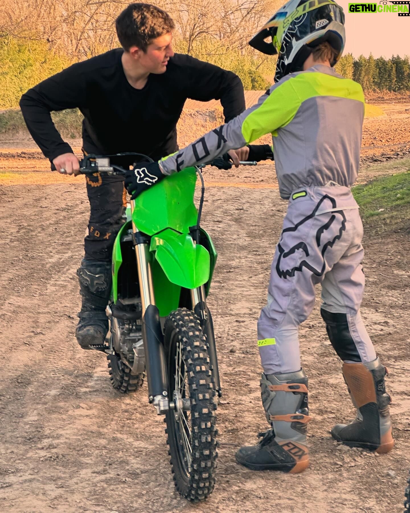 Facundo Arana - 8.6K Likes - Tarde de Motos! Día genial en familia y entre Amigos..! Gracias Ismael, Leandro y Familia! Gracias Nacho!! Mates, saltos y motores..! Qué buen rato!! 🏍️🏍️🏍️