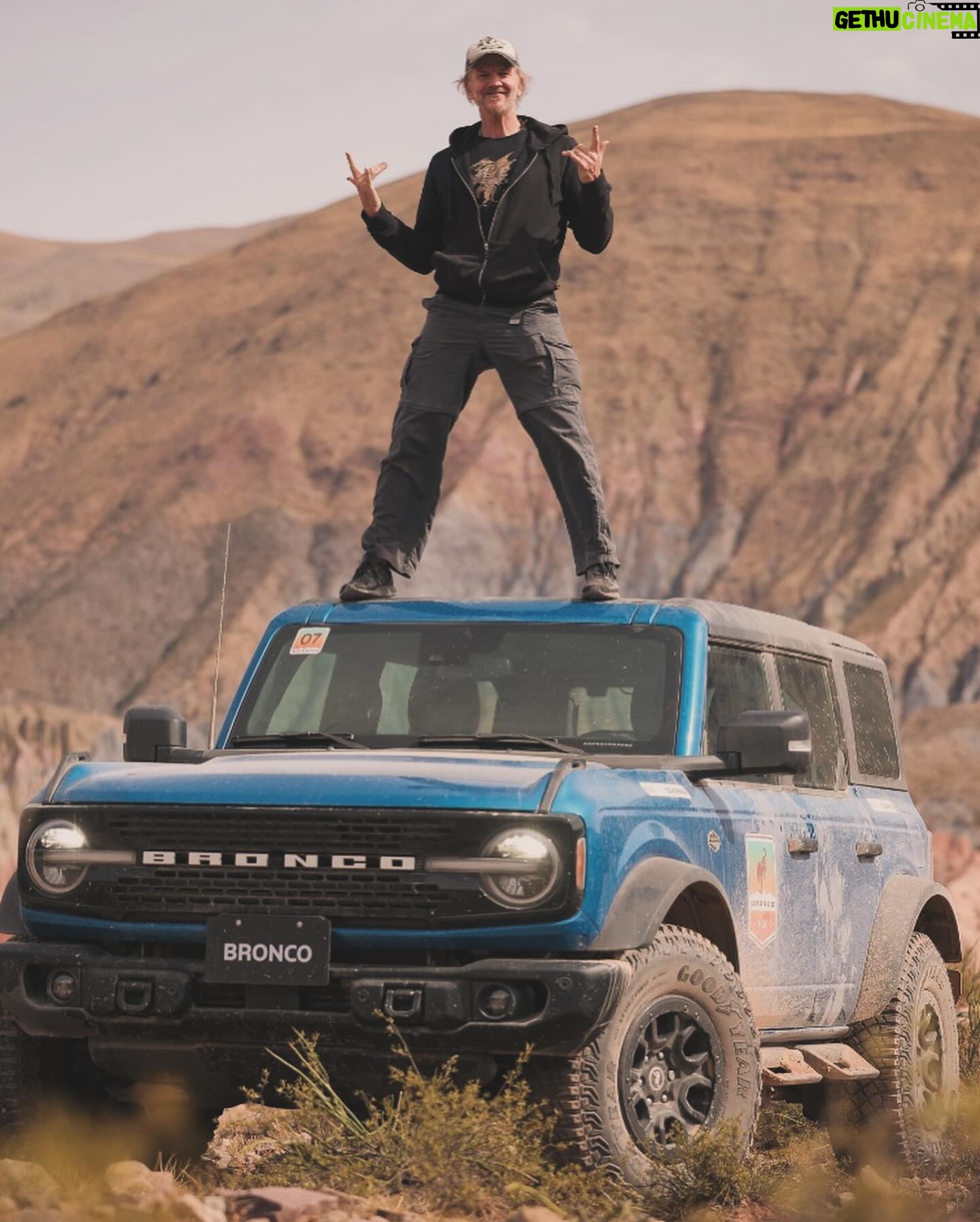 Facundo Arana - 10.1K Likes - Con ese grupo descomunal donde faltan 3 genios que tuvieron que volverse temprano, fuimos junto a Ford a probar las nuevas Bronco a la Quebrada de Humahuaca.. Qué País tenemos, por Dios!! La experiencia fue increíble. Escuchar a los especialistas hablar de las camionetas es impresionante. No sabemos nada de autos, compas!! Jajaja!!
Gracias a toda la organización, a la Agencia, a quienes nos recibieron en Huacalera, que nos malcriaron en los desayunos y esa comida de noche maravillosa que es irrepetible y obliga a volver!; a vos Juani que sos nexo respetuoso con gente tan genial y especial.. a Dominga y su Familia!
Fotones de @arena.ph y @emilianopella