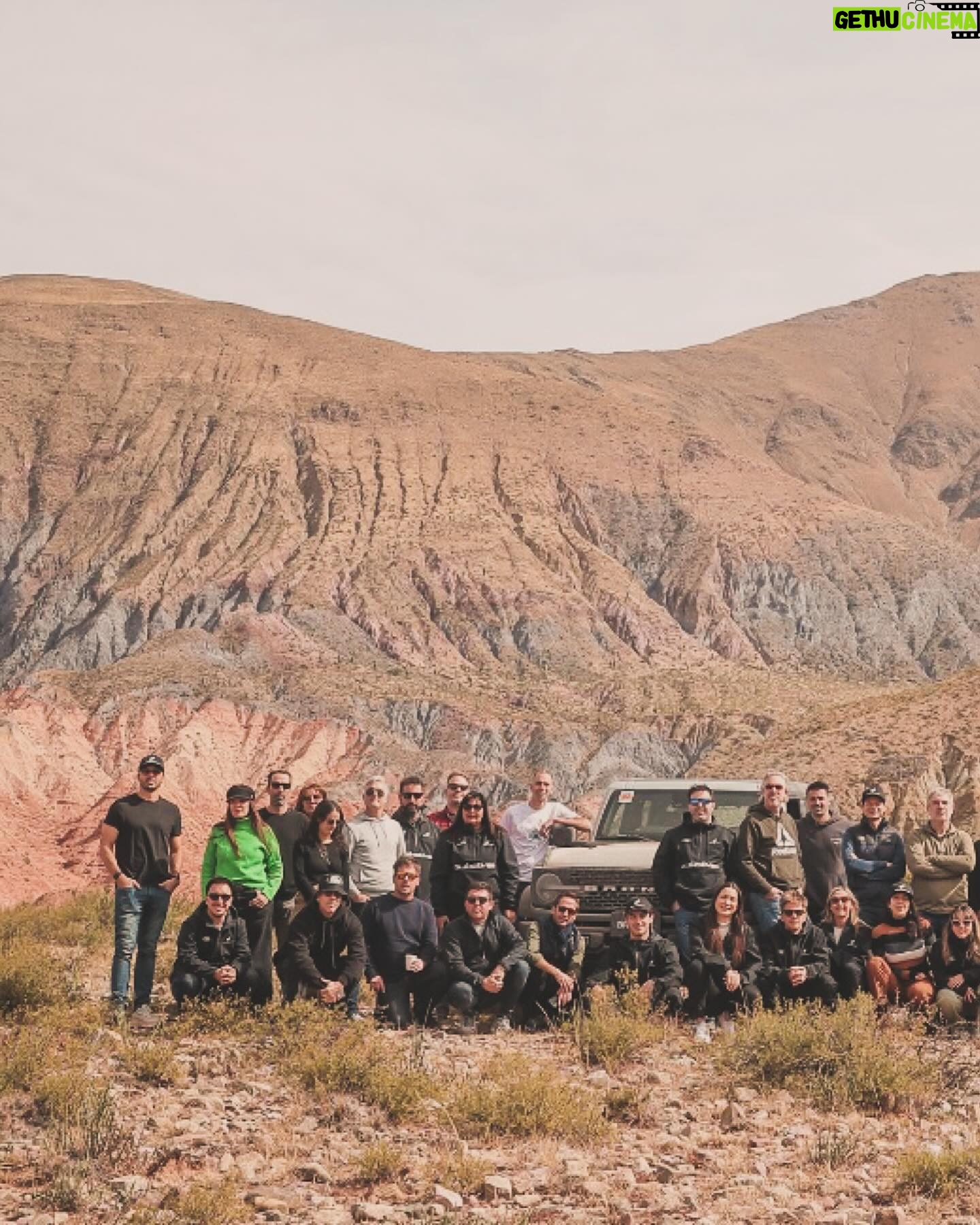 Facundo Arana - 10.1K Likes - Con ese grupo descomunal donde faltan 3 genios que tuvieron que volverse temprano, fuimos junto a Ford a probar las nuevas Bronco a la Quebrada de Humahuaca.. Qué País tenemos, por Dios!! La experiencia fue increíble. Escuchar a los especialistas hablar de las camionetas es impresionante. No sabemos nada de autos, compas!! Jajaja!!
Gracias a toda la organización, a la Agencia, a quienes nos recibieron en Huacalera, que nos malcriaron en los desayunos y esa comida de noche maravillosa que es irrepetible y obliga a volver!; a vos Juani que sos nexo respetuoso con gente tan genial y especial.. a Dominga y su Familia!
Fotones de @arena.ph y @emilianopella